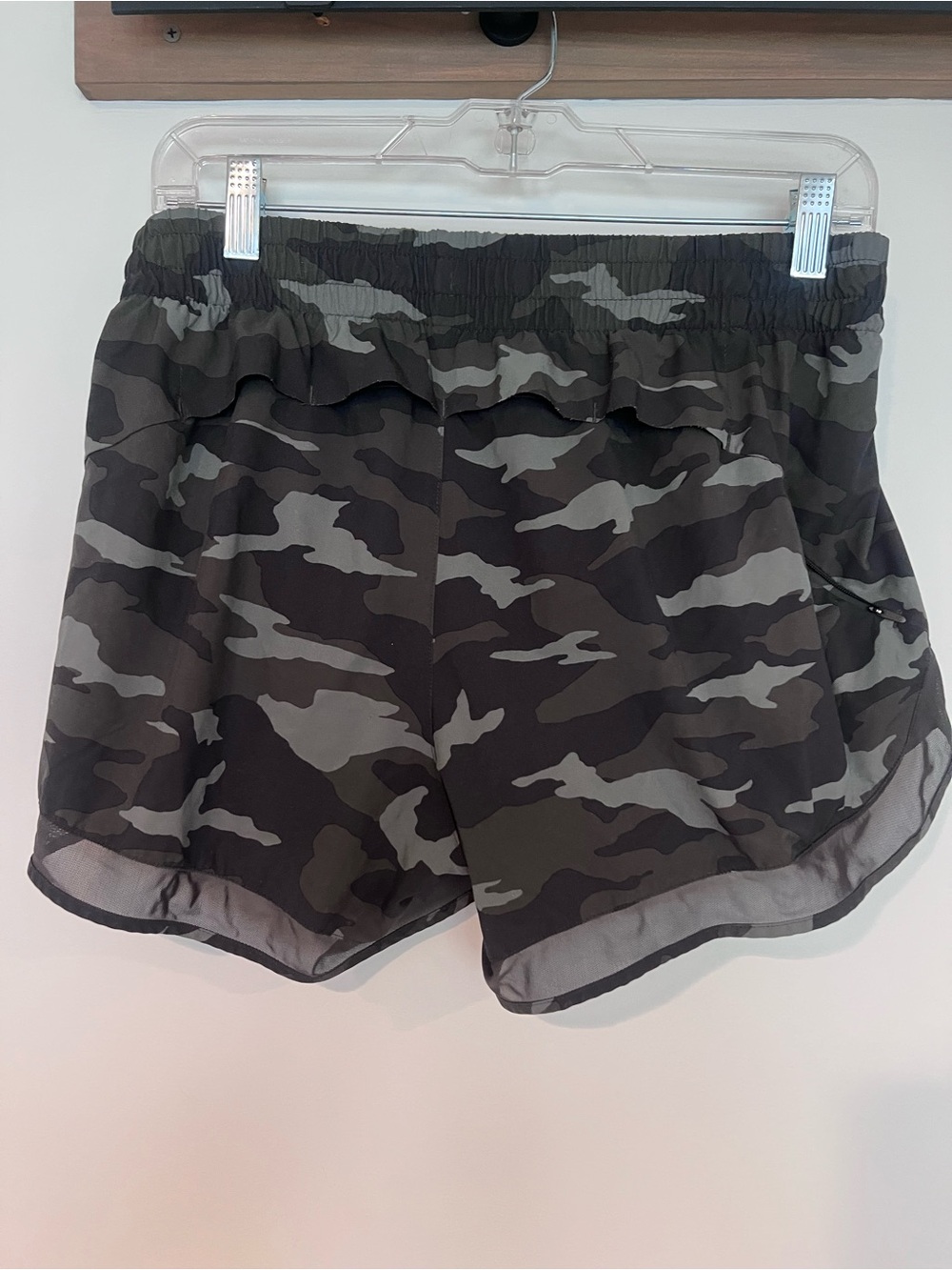 Athleta printed racer run shorts 4” women’s medium - Picture 5 of 8